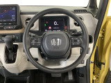 【ハンドル】運転にかかわる様々な操作を安全に行えるように視点移動が少なく操作性に配慮されたスイッチ類が凝縮されたコックピットです。