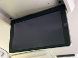 【フリップダウンモニター】大画面モニターで後席でもエンタメをお楽しみいただけます。小さなお子様にも大人気の装備です♪