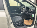 運転席まわりです。実際に座ってみて、乗り心地を体験してみてください。