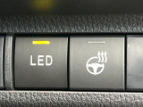 【ステアリングヒーター】冬場に冷たくなりやすい革巻きステアリングを、スイッチ一つで素早く適温に!エアコンよりも早く温まってくれるので、寒い日の運転も快適になりますね♪