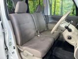 運転席まわりには十分なスペースがあり、大柄な方でもゆったり運転していただける環境です。