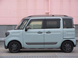純正アルミで全体的にデザインがまとまっています。車も人も、オシャレはまずは足元からですね。