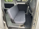 折りたたんで荷室を広げることもできます