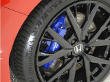 ◆Brembo社製フロント大径ベンチレーテッド2ピースディスクブレーキ◆踏み始めからリニアなフィーリングを実現するため、PRELUDE専用にセッティング。ブルーのキャリパーにはPRELUDEロゴ。