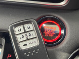 【Hondaスマートキー】カバンやポケットに入れたままでもドアの施錠・解錠が可能なスマートキーを装備。エンジンのオン・オフ時もカギを取り出す必要が無いからとっても便利です♪