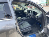 【運転席】座り心地が良いシートなので長時間の運転でも快適にお過ごしいただけます。新品のフロアマットのご注文も可能です。掲載箇所以外にご希望の写真がございましたらお気軽にお問い合わせ下さい。