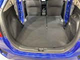 後席背もたれを倒せばちょっと大きめの荷物や長いものを積みたい時に便利です。