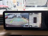 車を空から見たような映像が映る、アラウンドビューモニターで車両周辺の安全確認も一目でできます!小さなお子様や障害物も確認できるので、運転のし易さだけではなく事故防止にも役立ちます♪