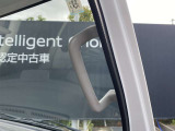 【乗降用グリップ】NT100クリッパートラックは低床フロアで乗降しやすいお車です。が、ご年配の方で乗降しづらい時がある時は、大型で掴みやすいこのグリップをご利用頂くと便利です。