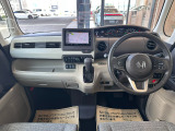 当社の中古車は、フロアマット付きで販売しておりません。予めご了承下さい。中古車という特性上匂いや見栄えなどの状態が左右される為です。純正マット、車種専用社外品マットをご購入いただけます。