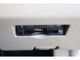高速道路の利用時に便利なETC。料金所での停車や小銭を探す手間がなくなり快適です♪見た目もすっきりとしたビルトインタイプを装備しています。