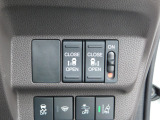 両側パワースライドドアのスイッチです。左右の後席ドアが運転席の操作でも開きます。