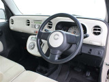 視界が良く運転しやすいドライビングポジションです。