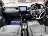 [室内]黒を基調としたシックな室内です☆落ち着いて運転して頂けます♪