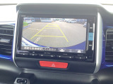 後退時に車両の後ろ側をモニター画面に表示します。車庫入れが苦手な人もこれで安心♪