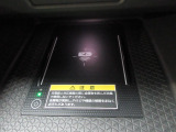 置くだけでワイヤレス充電可能です。