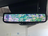 【デジタルインナーミラー】後席の大きな荷物や同乗者で後方が確認しづらい時でも安心!カメラが撮影した車両後方の映像をルームミラー内に表示。クリアな視界で状況の確認が可能です!