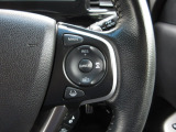 ハンドル右側にはクルーズコントロールのスイッチが装備され、運転中の操作も安心して行えます。