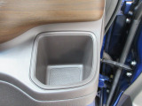 運転席側の手の届きやすい位置にもドリンクホルダーが付いています。