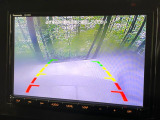 【バックカメラ】駐車時に後方がリアルタイム映像で確認できます。大型商業施設や立体駐車場での駐車時や、夜間のバック時に大活躍!運転スキルに関わらず、今や必須となった装備のひとつです!