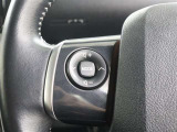 左側に音量調整、チャンネルボタン等がついてますので、運転中でも操作出来ます。ストレス感はなく安心出来ます。