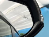 【ブラインドスポットモニター】走行中、ドアミラーの死角になりやすい箇所に後続車が接近するとサイドミラーのレンズに警告を表示!ドライバーに注意喚起をしてくれます。