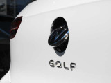 【バックカメラ(エンブレムタイプ)】 リアの「VW」エンブレムの内部にバックカメラを装備。バックギアに切り替えるとリアのエンブエムが開いてバックカメラが作動、雨の日でも鮮明な画像を確認できます。