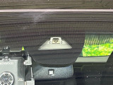 【ホンダセンシング】走行中に前方の車両等を認識し、衝突しそうな時は警報とブレーキで衝突回避と被害軽減をアシスト。より安全にドライブをお楽しみいただけます。