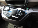 インパネシフトだから視線の移動も少なく足元もスッキリ。運転席もゆったりしているのでゆとりを持ってドライブできますね。