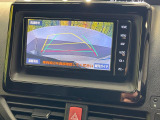 【バックカメラ】駐車時に後方がリアルタイム映像で確認できます。大型商業施設や立体駐車場での駐車時や、夜間のバック時に大活躍!運転スキルに関わらず、今や必須となった装備のひとつです!