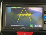 【バックカメラ】運転が苦手な方も車庫入れラクラクです!ギアをリバースに入れれば自動的に切り換わりますので、面倒な操作は不要です♪狭い駐車場もお車を傷つけず安心ですね!