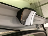 【後方視角支援ミラー】車両の後方付近を視覚的に確認するミラーです。広角ミラーとして設計されており、死角になりやすい後方付近の確認に役立ちます。