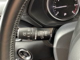 レバーをAUTOの位置にしているとき、レインセンサーが雨を感知すると、雨量に応じてワイパーが自動で作動してくれるオートワイパーを装備!設定変更で非作動にすると、間欠作動に固定されます。