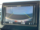【バックカメラ】駐車時に後方がリアルタイム映像で確認できます。大型商業施設や立体駐車場での駐車時や、夜間のバック時に大活躍!運転スキルに関わらず、今や必須となった装備のひとつです!