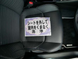 室内外はもちろん、シートを外してニオイの元となるフロアカーペットまで消臭・除菌を実施。中古車を気持ちよくお乗りいただけるクリーニングサービスです。詳細は販売店スタッフまでおたずねください。