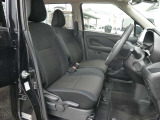 運転席はほどよくホールド感のある形状をしておりますので、運転がしやすいです。