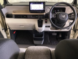 車内は光触媒抗菌消臭施工済です。インパネ周りはスタイリッシュなデザインで機能や装備も充実しています。グローブボックスやカップホルダーのほかにトレーなどたくさんの収納スペースが付いています。