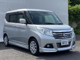 狭い駐車場でも、スライドドアならチャイルドシートへのお子さまの乗降や荷物の積載もスムーズ。とても便利な【両側電動スライドドア】ドアハンドを少し引くだけでリアドアが自動開閉します。