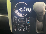 【オートエアコン】一度お好みの温度に設定すれば、車内の温度を検知し風量や温度を自動で調整。暑い&hellip;寒い&hellip;と何度もスイッチ操作をする必要はありません。快適な車内空間には必須の機能ですね♪