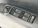 【電動格納ミラー】サイドミラーは電動格納式となっており、狭い駐車場でもキズがつくリスクを抑えられます。