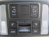 運転席からも操作できる両側パワースライドドア付きです。