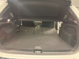 ゆったりとしたトランクルームでございます。たくさんのお荷物の車載が可能でございます。