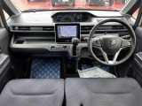 [フロントシート]インパネにシフトが付いているので足元広々!運転席から助手席の移動も楽々♪どちらからでも乗り降り出来るので、狭い場所の乗り降りも楽ちんですよ♪
