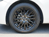 標準装備の純正16インチアルミホイール。タイヤサイズは185/60R16です。