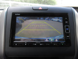 バックカメラの画像です。ガイドラインがスムースな車庫入れをサポートいたします。車庫入れの安心感がアップしますね。