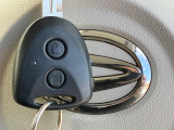 【キーレス】少し離れた場所からでもボタン一つでドアの開錠・施錠ができるのでとっても便利!ドアの鍵穴周りに傷をつけることもありません♪