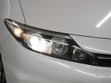 太陽光に近い色と大光量で夜間のドライブをアシストするディスチャージヘッドランプが装備されています。