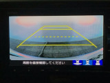 【バックカメラ】運転が苦手な方も車庫入れラクラクです!ギアをリバースに入れれば自動的に切り換わりますので、面倒な操作は不要です♪狭い駐車場もお車を傷つけず安心ですね!