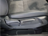 【ハイトアジャスター】レバーの上下操作だけで、座面を運転しやすい高さへ簡単に調節できます。
