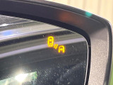 【ブラインドスポットモニタリング】走行中、ドアミラーの死角になりやすい箇所に後続車が接近するとサイドミラー付近に警告を表示、ドライバーに注意喚起をしてくれます。